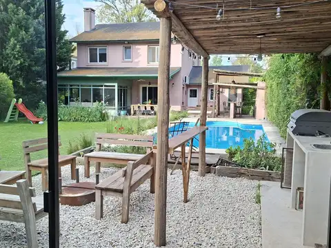 Casa 4 ambientes con 2 baños