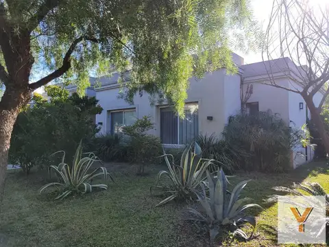 Casa en venta - 4 Dormitorios 3 Baños - Cocheras - 900Mts2 - Buenos Aires Village, Bella Vista