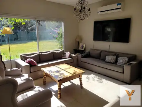 Casa 7 ambientes con 2 baños