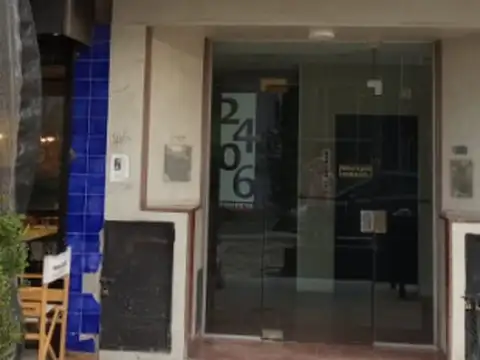 Amplio y luminoso monoambiente en el centro de Castelar, lado norte, a 2 cuadras de la estación