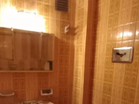 Amplio y luminoso monoambiente en el centro de Castelar, lado norte, a 2 cuadras de la estación