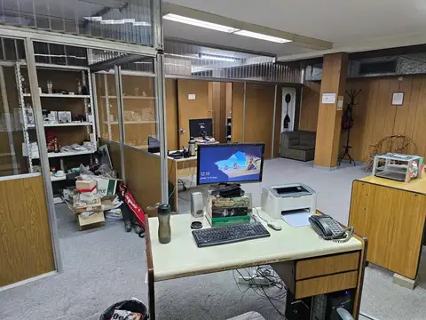 Local Comercial - Alquiler - Mataderos - Con excelentes y amplias oficinas