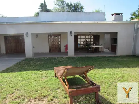 Casa en venta - 2 Dormitorios 1 Baño - 363mts2 - Chivilcoy