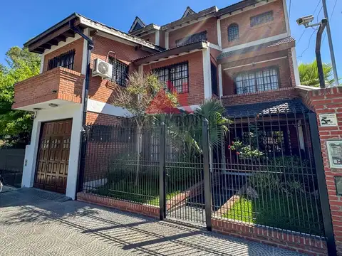 Casa en Venta con 3 cocheras
