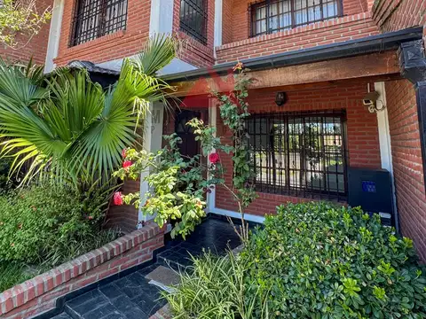 Casa en Venta con 3 cocheras