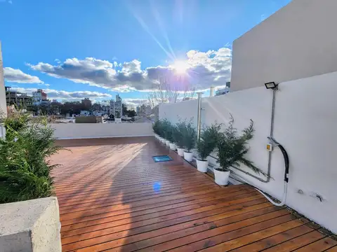 Venta casa de 3 dormitorios totalmente reciclada, con cochera, patio y terraza, Pichincha