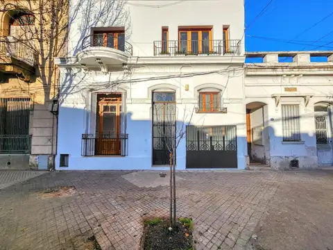 Venta casa de 3 dormitorios totalmente reciclada, con cochera, patio y terraza, Pichincha