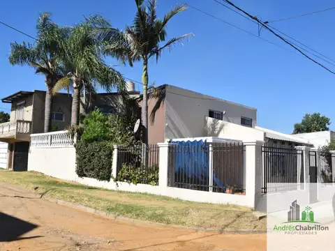 Casa con departamento en venta – ambas unidades alquiladas