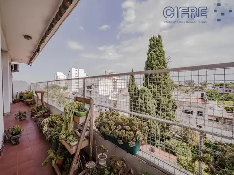 Semipiso de 5 ambientes en Villa del Parque con balcon y espacio guarda coche