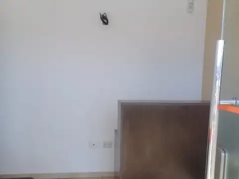 EXCELENTE LOCAL U OFICINA 48 METROS CUADRADOS .BAÑO Y KITCHINET. TODO EN UNA PLANTA . DIVIDIDA