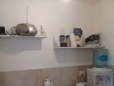 EXCELENTE LOCAL U OFICINA 48 METROS CUADRADOS .BAÑO Y KITCHINET. TODO EN UNA PLANTA . DIVIDIDA