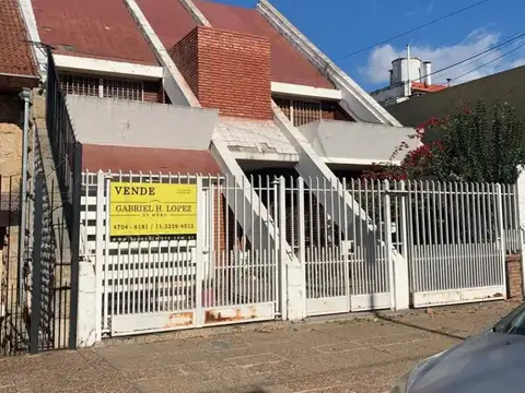 CASA 4 AMB C/GARAGE P/2 AUTOS, PATIO, LAVADERO, LIVING COMEDOR, COCINA, COMEDOR, 2 BAÑOS Y TOILETTE