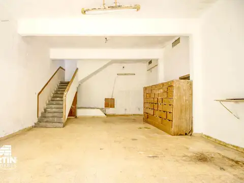 Local en Centro comercial, a 50 mts del Carrefour y a 2 cuadras de Av. Santa FE.