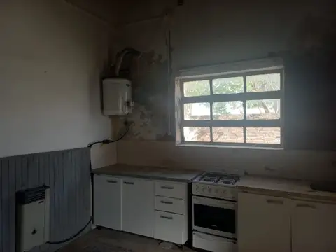 CASA ANTIGUA A REMODELAR CON 3 HABITACIONES EN VENTA, GENERAL LAS HERAS