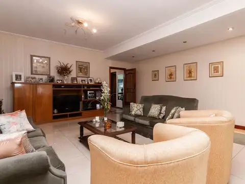 Casa 5 ambientes con 2 baños
