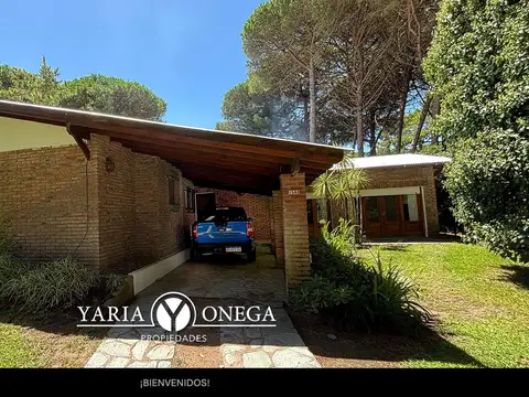 "Casa en una planta con parque arbolado y casa de invitados"