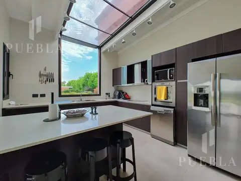 Casa 5 ambientes con 4 baños