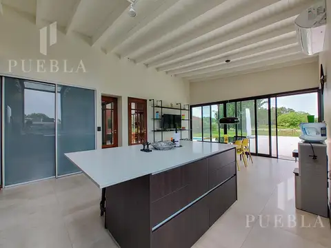 Casa en Venta con 4 cocheras