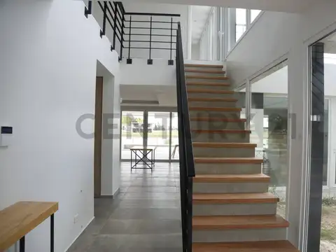 Casa 7 ambientes con 4 baños