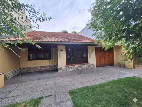 Casa en PH de 3 ambientes en zona Parque Luro