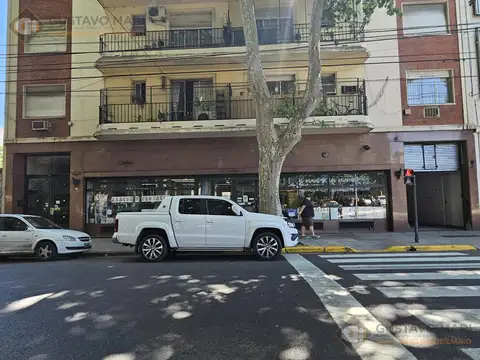 Importante local  20 metros de vidriera con deposito de 700 metros. total 1100 mts cbtos 8 cocheras