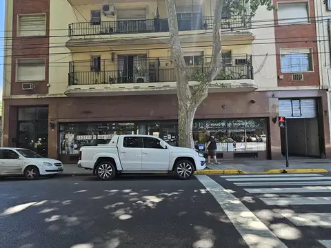 Importante local  20 metros de vidriera con deposito de 700 metros. total 1100 mts cbtos 8 cocheras