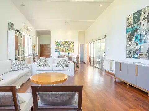 Casa de 3 dormitorios con cochera, jardín, solarium y piscina en Puerto Roldán