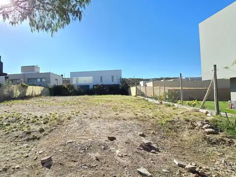 Terreno en Barrio Aguaribay