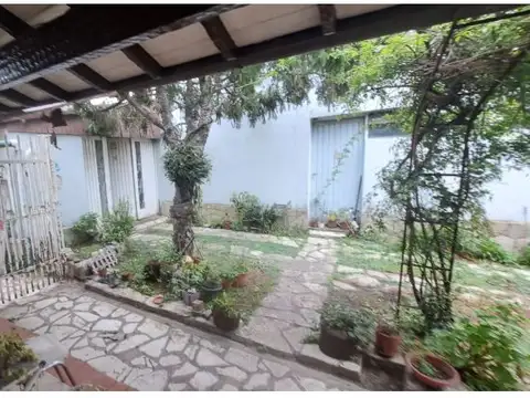 Casa en terreno amplio de 4 ambientes con Jardín y Pileta