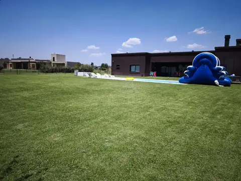 Casa en venta - 5 Dormitorios 4 Baños - Luján