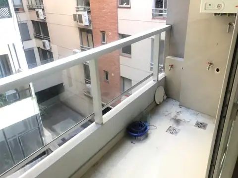 EXCELENTE SEMIPISO DE CATEGORIA 3 AMBIENTES CON COCHERA FIJA - 2 BAÑOS - AMENITIES