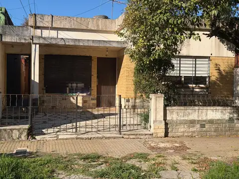 Vivienda multifamiliar con dos propiedades en un mismo lote.
