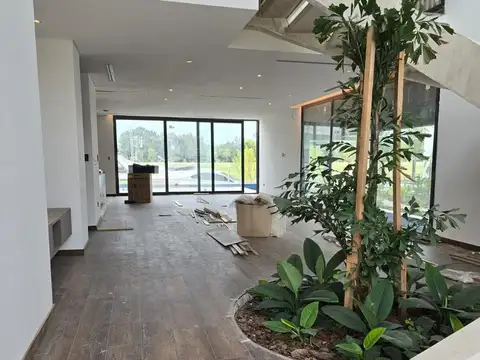 Casa en Alquiler con 2 cocheras