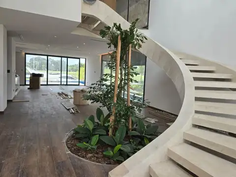 Casa 7 ambientes con 5 baños