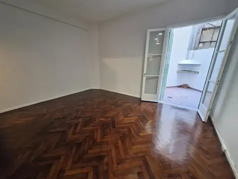 Departamento en Planta baja - 43m² con patio, Perón 4000, a mts. del Hosp. Italiano