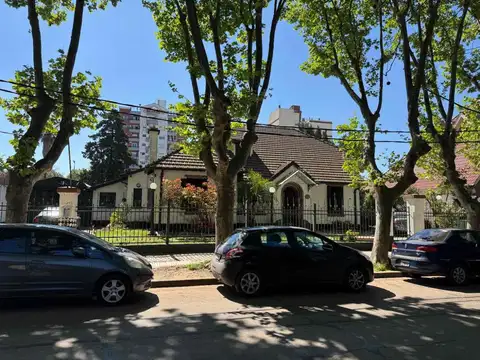 VENTA CASA 8 AMBIENTES CON JARDIN MONTE GRANDE