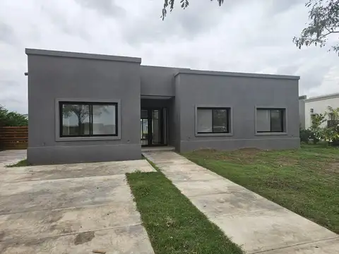 CASA EN UNA PLANTA CON ESPEJO DE AGUA EN CANTON ISLAS