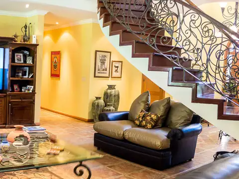 Casa 5 ambientes con 4 baños