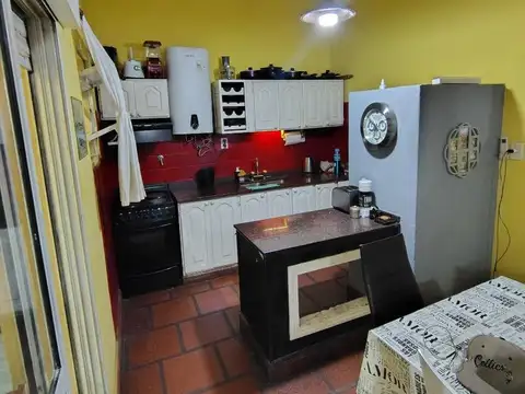 Casa en barrio pichincha, 2 dormitorios con balcón y terraza