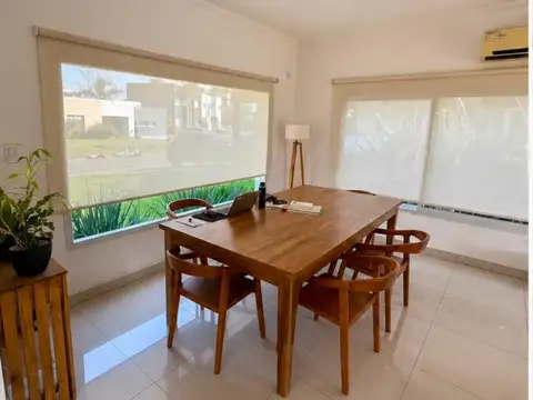 Casa en Alquiler con 6 cocheras
