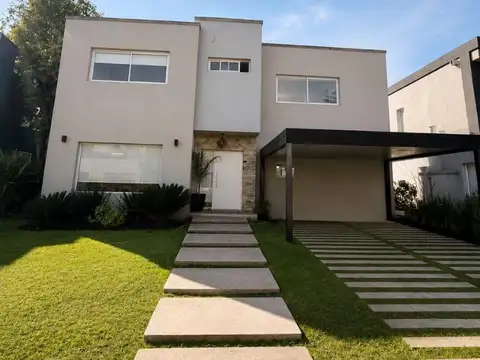 EXCELENTE CASA DE 4 AMBIENTES CON COCHERA PILETA Y JARDIN