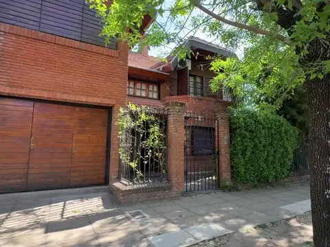 Venta casa 5 amb.  Hurlingham, Parque y Pileta