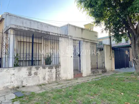 Casa Americana 3 ambientes con parque en Castelar Norte