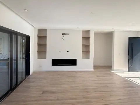 Casa en Venta con 4 cocheras