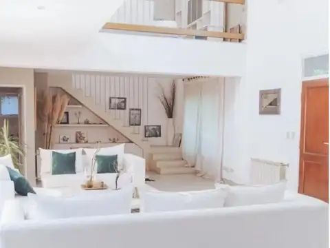 Casa en Venta con 3 cocheras