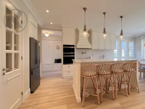 Casa en Venta con 5 cocheras