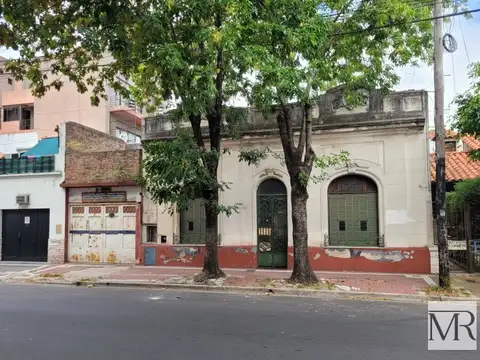 Casa a refaccionar con Gran Cochera sobre dos lotes propios! Lanus Centro Gran Oportunidad.