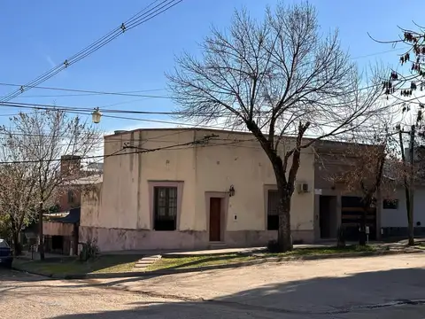 Casa antigua en esquina a refaccionar centrica