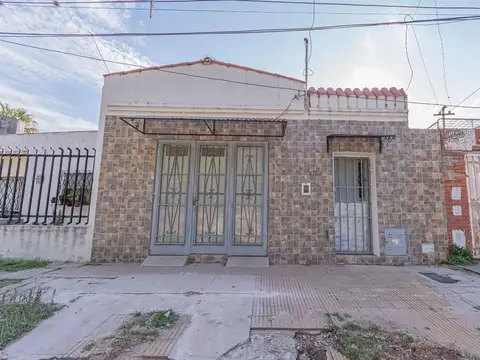 VENTA CASA DE FRENTE ROQUE SAENZ PEÑA CON COCHERA