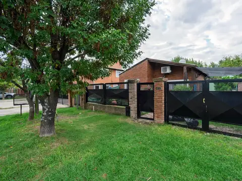 VENTA | PERMUTA - Casa 2 dormitorios, ingreso para auto y patio verde - Funes, Santa Fe.